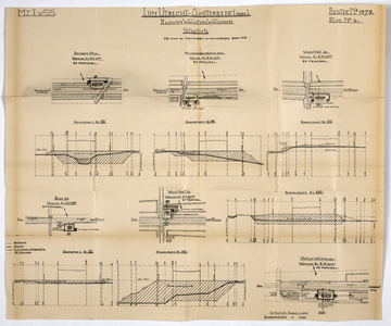 854360 Situaties en dwarsprofielen van de te bouwen wachterswoningen bij de Spindersteeg (km. 72.680), de ...
